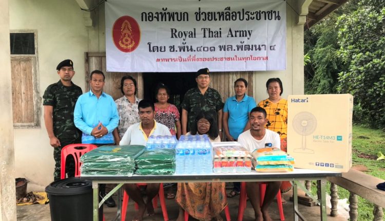ผบ.ช.พัน.401 พล.พัฒนา 4 ได้มอบสิ่งของเครื่องใช้อุปโภค – บริโภค ให้กับครอบครัวที่พิการทาง โดยเป็นผู้มีรายได้น้อย/ด้อยโอกาส ตามโครงการ ”คนไทยไม่ทิ้งกัน”